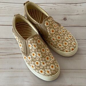 Taos Footwear Beige Daisy Women's Slip-On Sneakers size 8.5